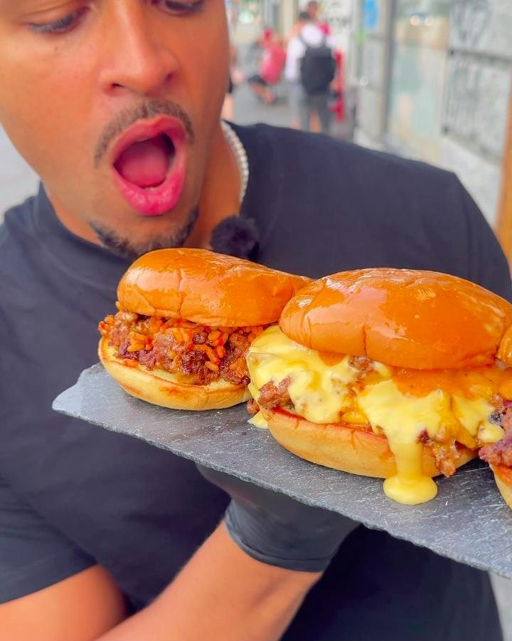 Zwei unterschiedliche Fro Bros Burger auf einer Schieferplatte