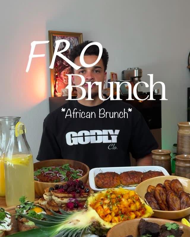 Gedeckter Brunch-Tisch mit Plantains, Pancakes, Ananas und Limonade, dahinter einer der Fro Bros