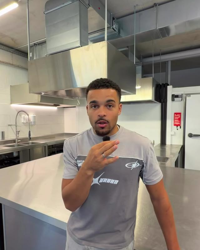 Einer der Fro Bros in der neuen Edelstahlküche des kommenden Restaurants