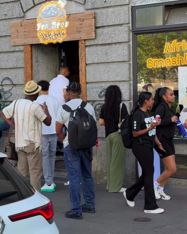 Gäste stehen vor dem Fro Bros Laden an der Badenerstrasse unter dem Neon-Schild an